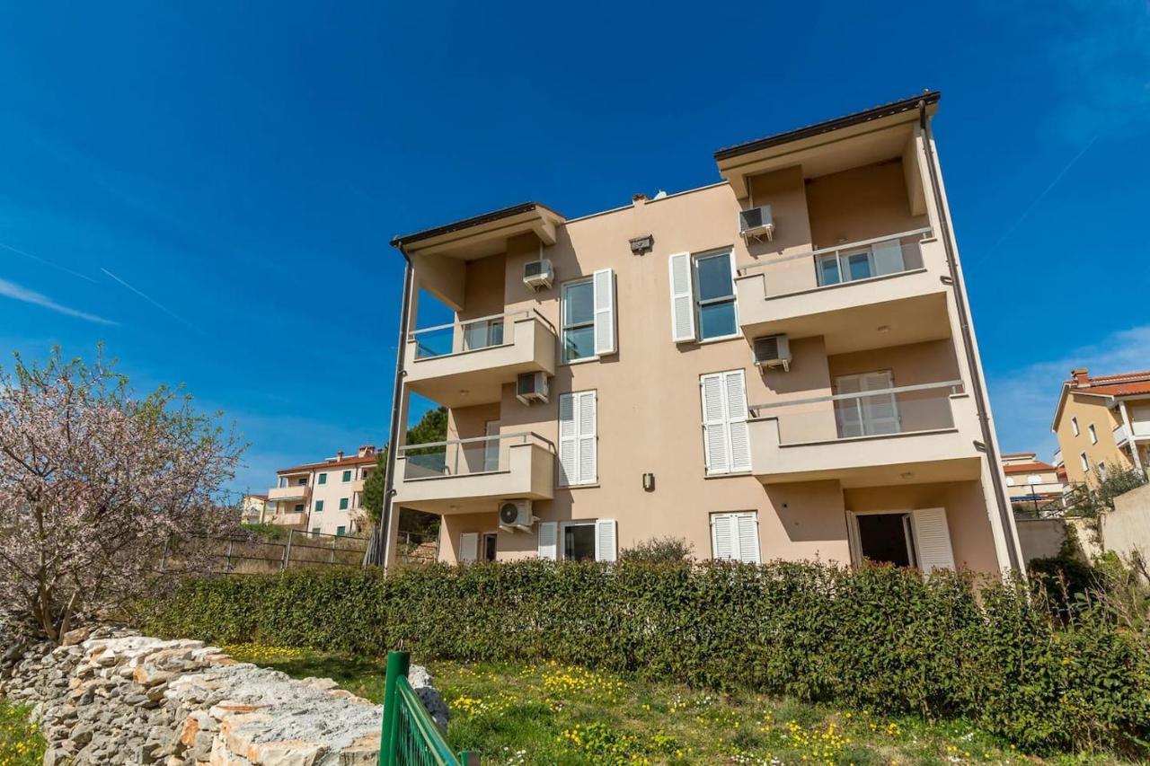 Apartment Punta Premantura E With Garden Экстерьер фото