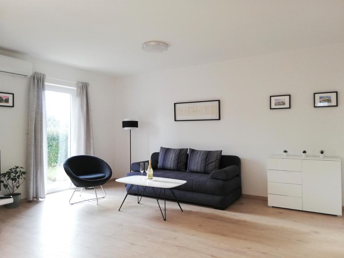 Apartment Punta Premantura E With Garden Экстерьер фото