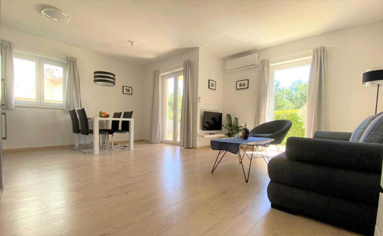 Apartment Punta Premantura E With Garden Экстерьер фото
