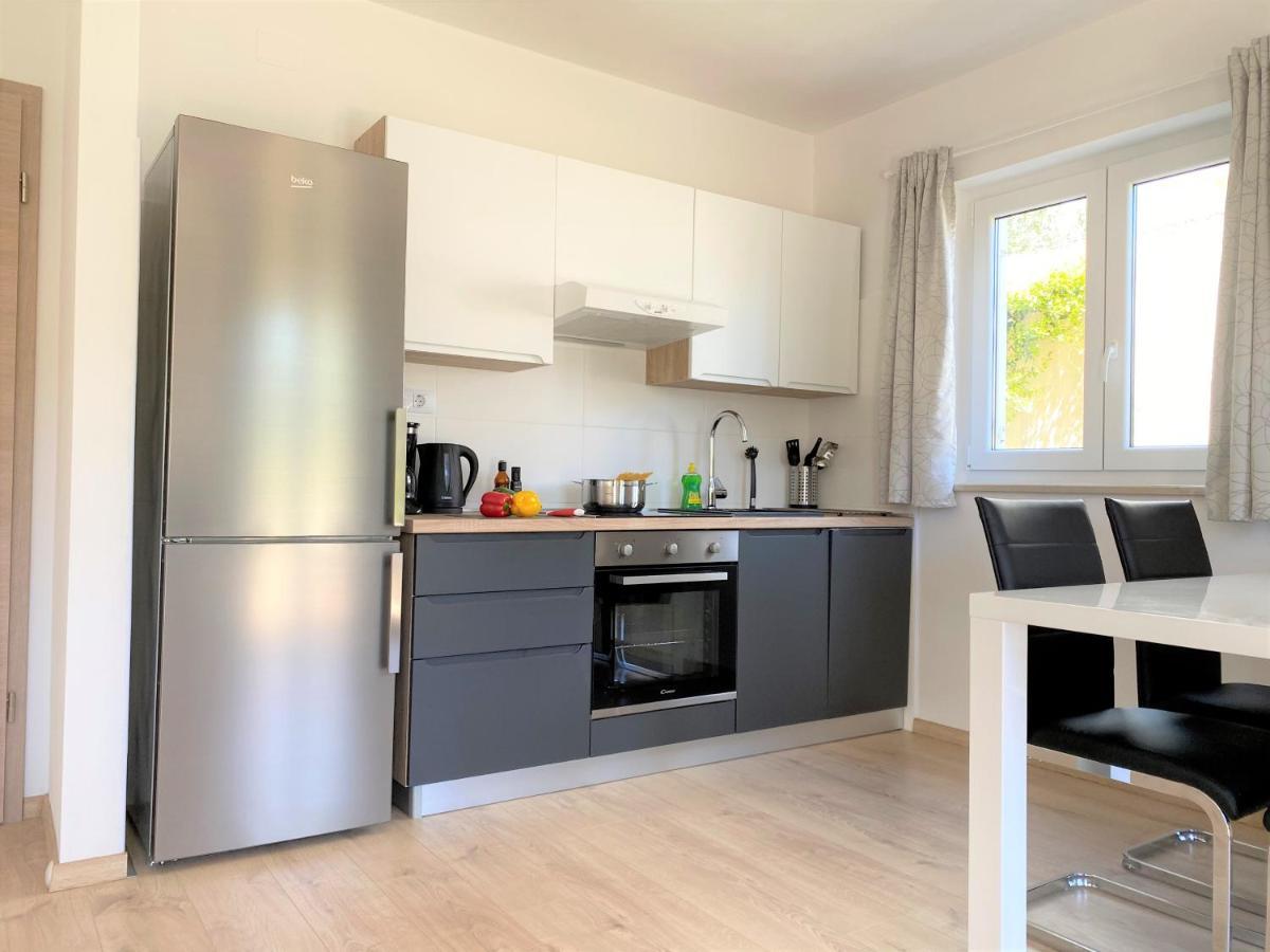 Apartment Punta Premantura E With Garden Экстерьер фото